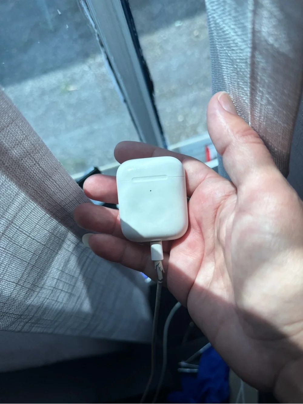Apple White Wireless Earbuds with White Charging Case. (Authentic)
